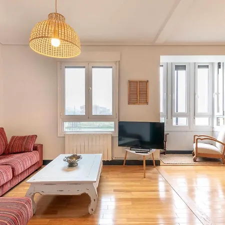 Kuia Con Vistas Frontales A La Ria De Bilbao Cerca Del Metro * Erandio