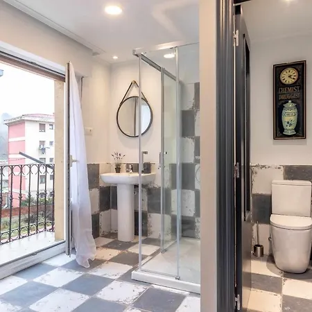 Kuia Con Vistas Frontales A La Ria De Bilbao Cerca Del Metro