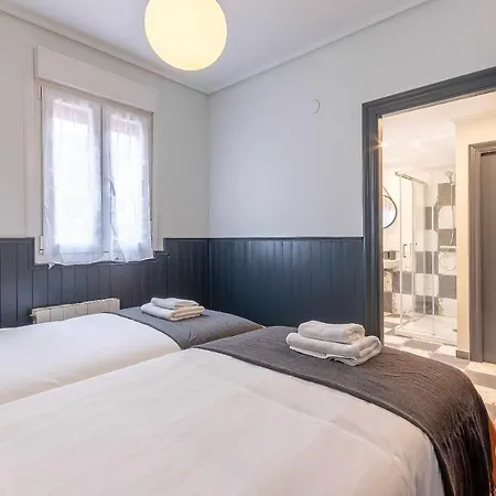 Kuia Con Vistas Frontales A La Ria De Bilbao Cerca Del Metro Erandio