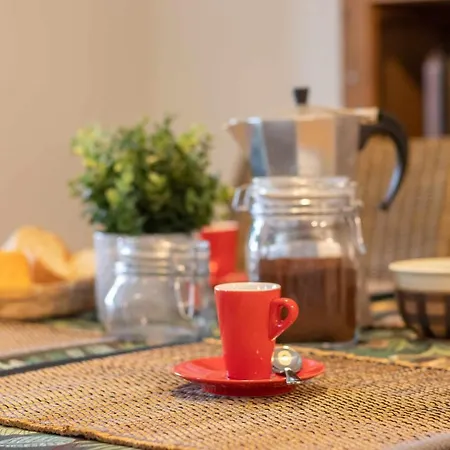 Kuia Con Vistas Frontales A La Ria De Bilbao Cerca Del Metro