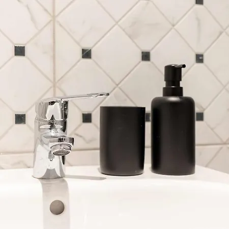 Kuia Con Vistas Frontales A La Ria De Bilbao Cerca Del Metro * Erandio