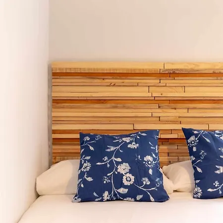 Kuia Con Vistas Frontales A La Ria De Bilbao Cerca Del Metro