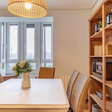 Kuia Con Vistas Frontales A La Ria De Bilbao Cerca Del Metro